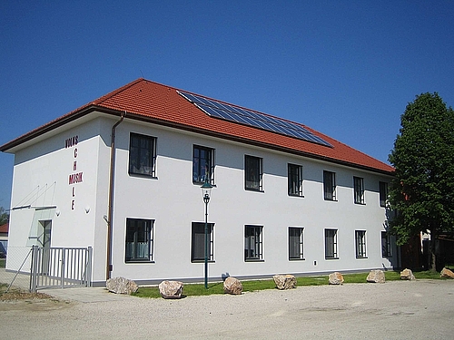 Vorderansicht der Volksschule in der Gemeinde Katzelsdorf